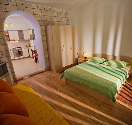 Apartmani Denis Vela Podgora Exterior foto